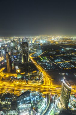 Dubai şehir merkezinde şehir ışıklarıyla dolu bir gece sahnesi