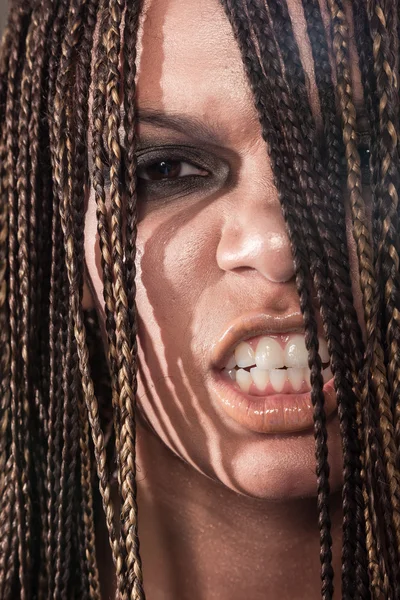 Potret seorang wanita Afrika Amerika yang marah dengan gimbal — Stok Foto
