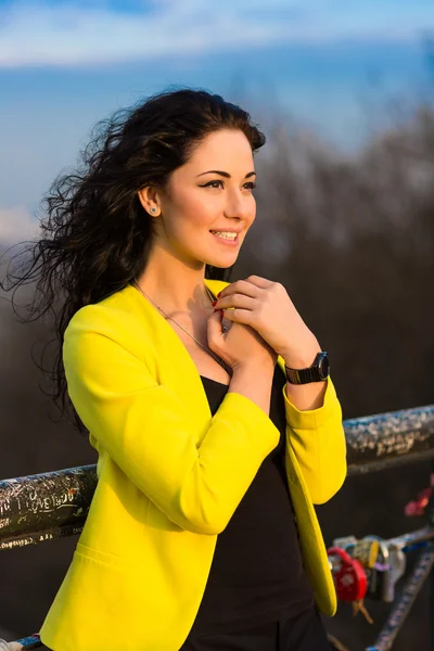 Retrato de joven sonriente hermosa mujer — Foto de Stock