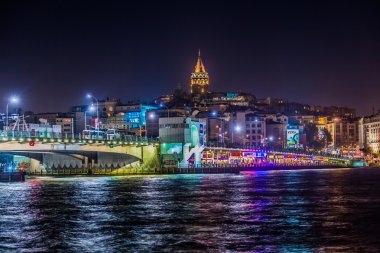 istanbul ve galata Kulesi ve gece köprü görünümü