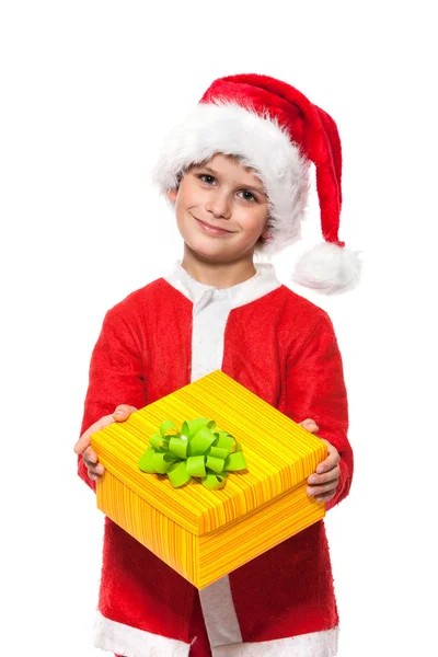 Garçon tenant un cadeau de Noël — Photo