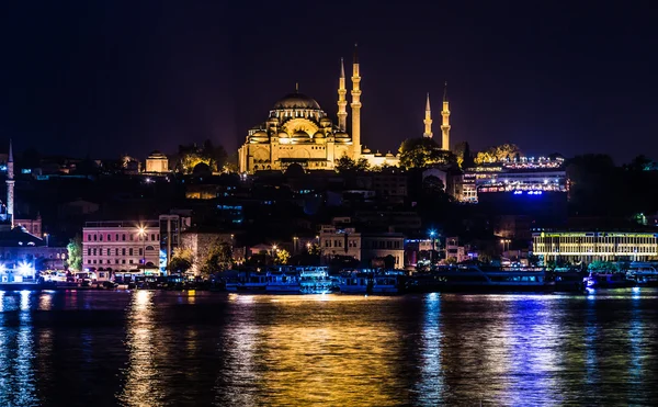 Galata Köprüsü'nde sonundaki Restoran gece görünümü — Stok fotoğraf