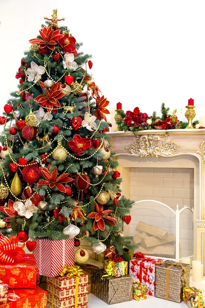 Árvore de Natal na moderna sala de estar interior — Fotografia de Stock