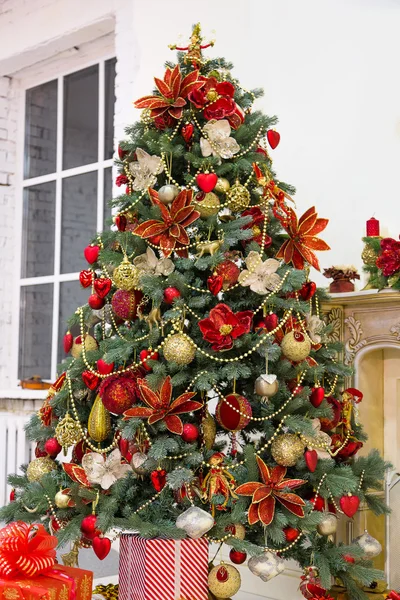 Árbol de Navidad en la moderna sala de estar interior —  Fotos de Stock