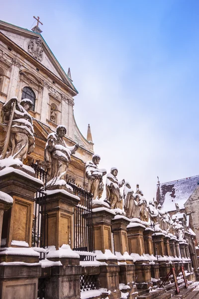 Statues of the 12 Apostles at the front of the Church of Sts. Peter and Paul — Stock Photo, Image