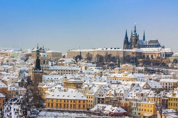 Praga zimą, panorama i gród — Zdjęcie stockowe