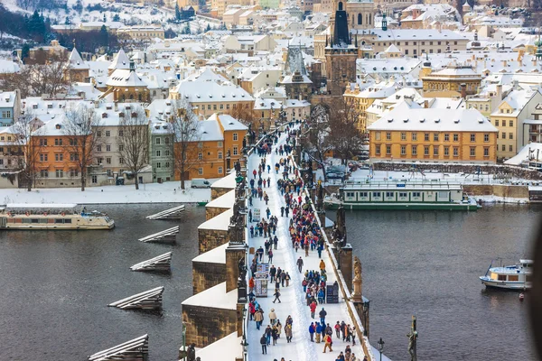 Karlov nebo Karlův most v Praze v zimě — Stock fotografie