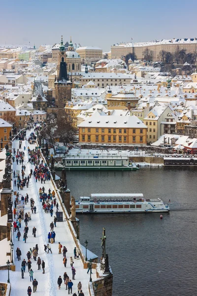 Karlov or Charles bridge in Prague in winter — Stock Photo, Image