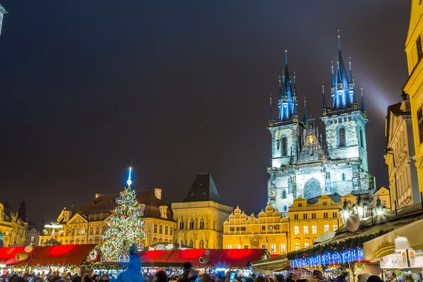 La Plaza de la Ciudad Vieja en la noche de invierno en el centro de la ciudad de Praga — Foto de Stock