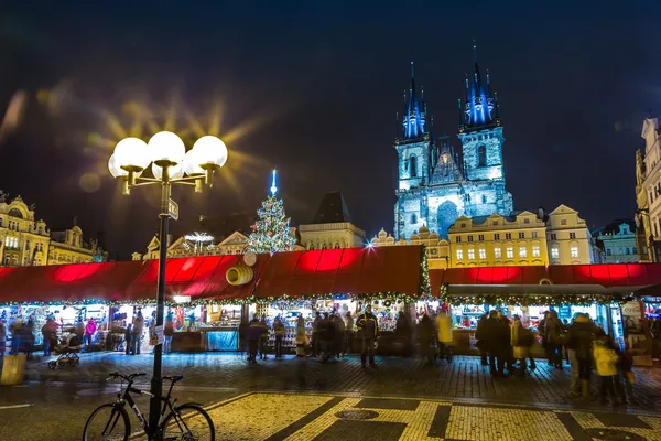 La Place de la Vieille Ville la nuit d'hiver dans le centre de Prague — Photo