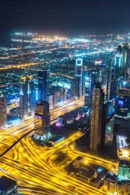 Dubai şehir merkezinde şehir ışıklarıyla dolu bir gece sahnesi,