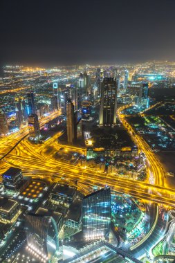 Dubai şehir merkezinde şehir ışıklarıyla dolu bir gece sahnesi,