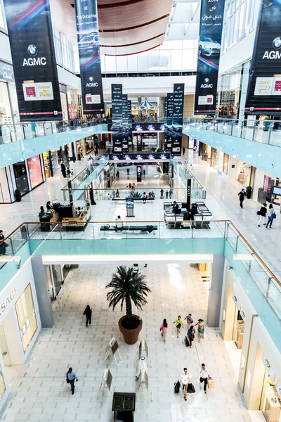 Vnitřní pohled na Dubaj Mall - svět je největší nákupní centrum — Stock fotografie