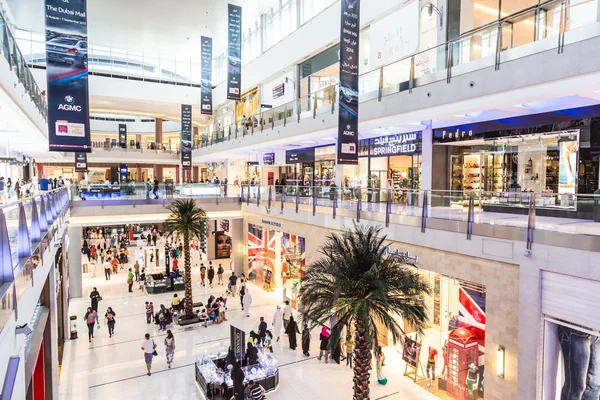 Vnitřní pohled na Dubaj Mall - svět je největší nákupní centrum — Stock fotografie