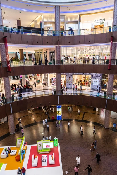 Vista interior del Dubai Mall - el centro comercial más grande del mundo —  Fotos de Stock