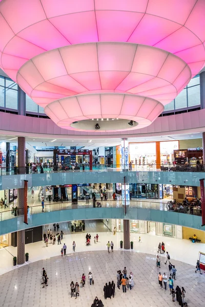 Vnitřní pohled na Dubaj Mall - svět je největší nákupní centrum — Stock fotografie