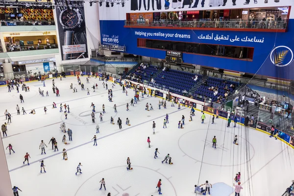 La pista di pattinaggio del Dubai Mall — Foto Stock