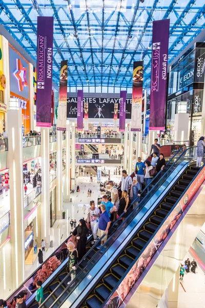 Innenansicht der Dubai Mall - dem größten Einkaufszentrum der Welt — Stockfoto