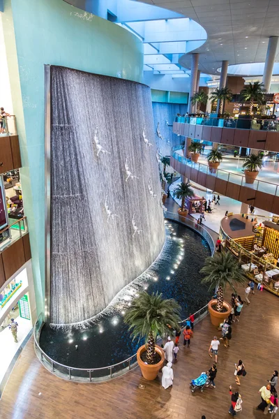 ドバイ ・ モール - 世界の最も大きいショッピング モールの内部ビュー — ストック写真