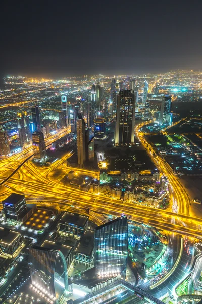 Dubais nächtliche Szene mit Lichtern in der Innenstadt, — Stockfoto