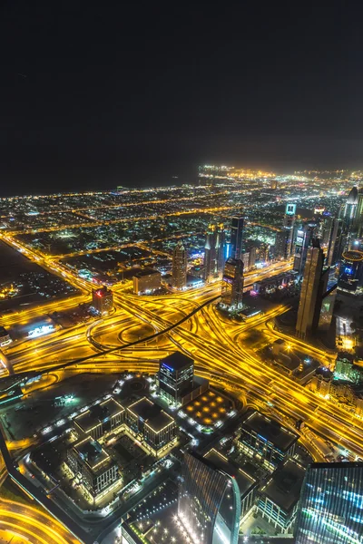 Dubai cena noturna no centro com luzes da cidade , — Fotografia de Stock