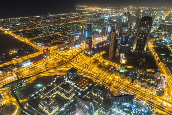 Dubai cena noturna no centro com luzes da cidade , — Fotografia de Stock