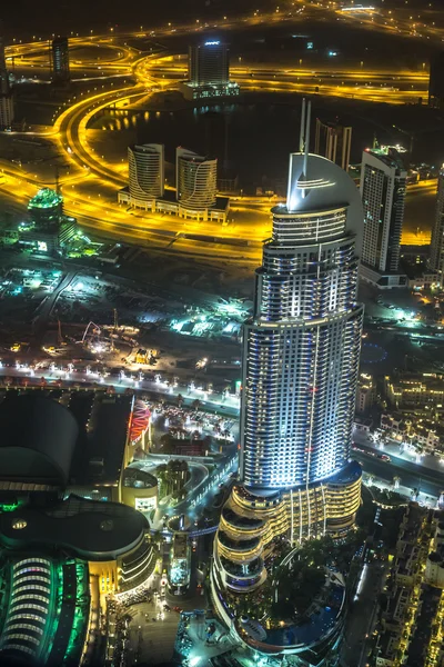 Adres hotel bij nacht in downtown dubai kijkt uit op de — Stockfoto