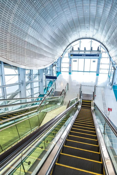 在迪拜地铁站的自动楼梯 — 图库照片