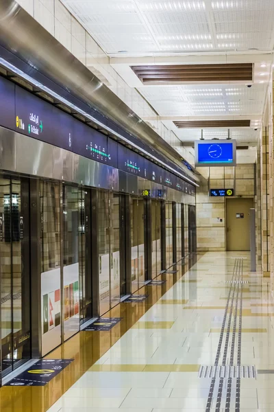 Metro v Dubaji terminálu v Dubaji, Spojené arabské emiráty. — Stock fotografie