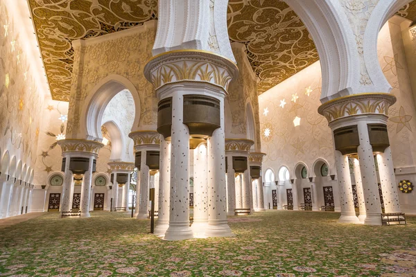 Abu Dhabi Sheikh Zayed Grand Mosque, beautiful interior — Stock Photo, Image