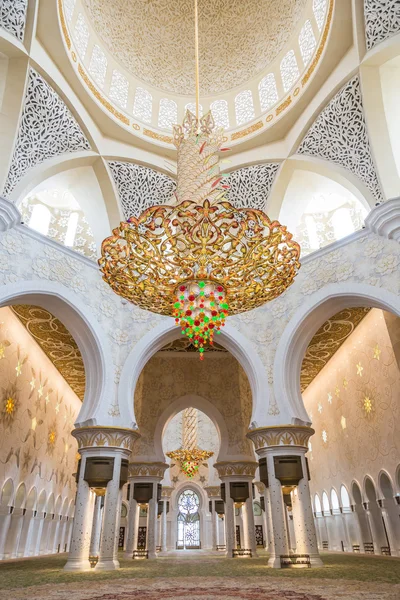 Abu Dhabi Sheikh Zayed Gran Mezquita, hermoso interior —  Fotos de Stock
