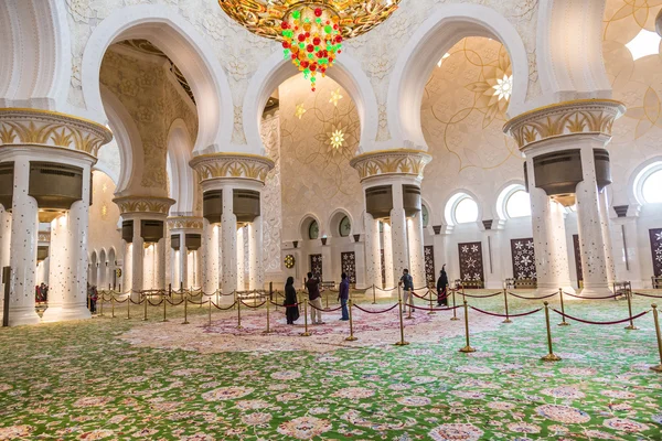 Abu Dhabi Sheikh Zayed Grand Mosque, vakkert interiør – stockfoto