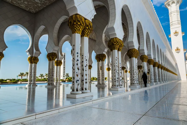 Hallway with golden decorated pillars — Stock Photo, Image