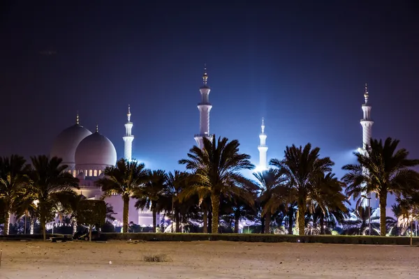 Mešita Sheikha Zayeda v noci. Abu Dhabi, Spojené arabské emiráty — Stock fotografie