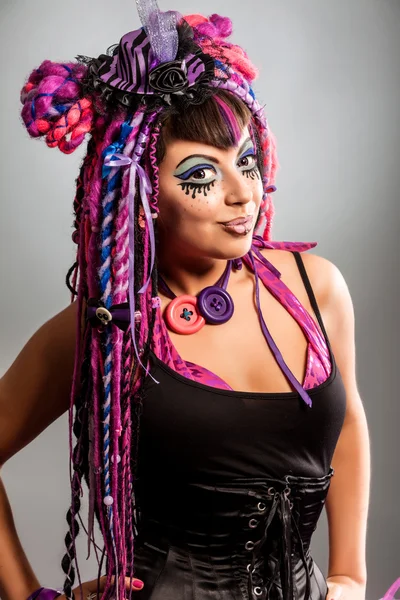 Retrato de uma mulher com dreadlocks multicoloridos e mak elegante — Fotografia de Stock