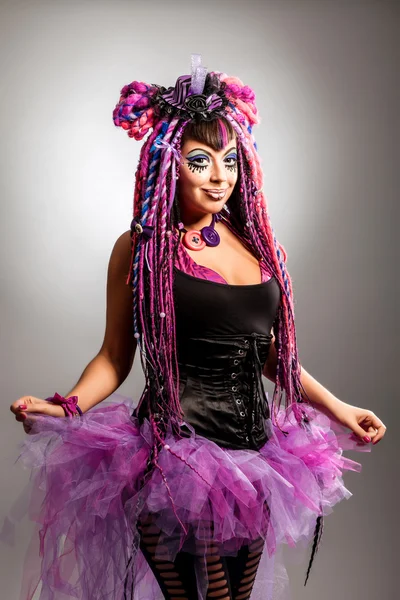 Retrato de uma mulher com dreadlocks multicoloridos e mak elegante — Fotografia de Stock