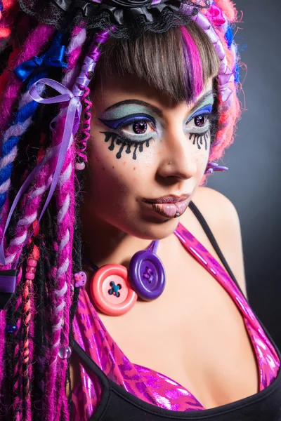 Retrato de uma mulher com dreadlocks multicoloridos e mak elegante — Fotografia de Stock