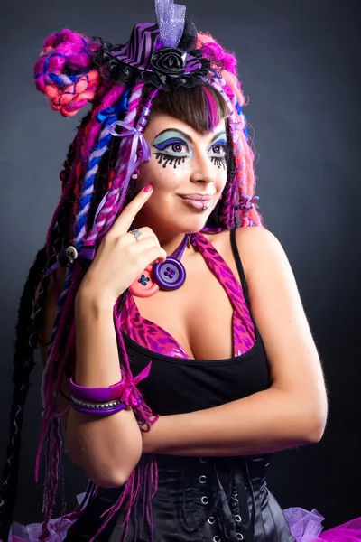 Retrato de uma mulher com dreadlocks multicoloridos e mak elegante — Fotografia de Stock