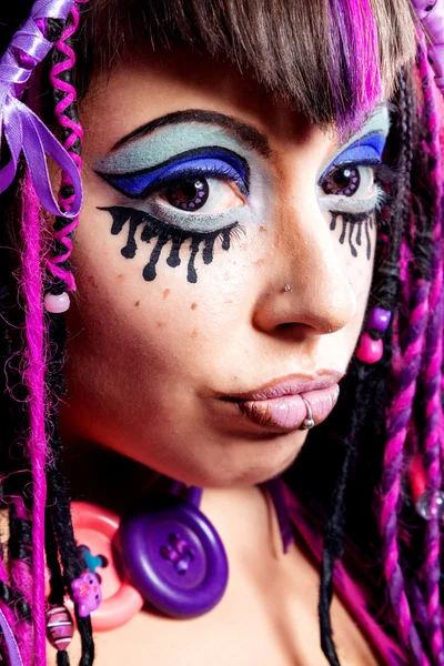 Retrato de una mujer con rastas multicolores y mak con estilo — Foto de Stock