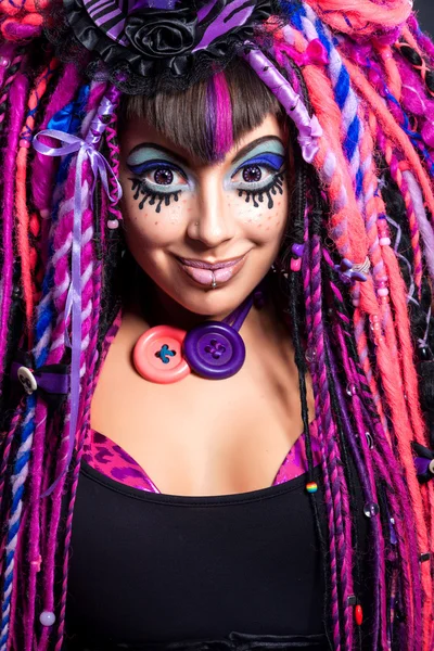 Retrato de uma mulher com dreadlocks multicoloridos e mak elegante — Fotografia de Stock