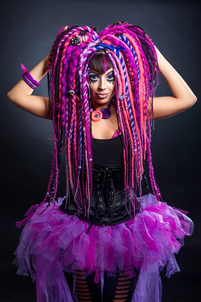 Retrato de una mujer con rastas multicolores y mak con estilo — Foto de Stock