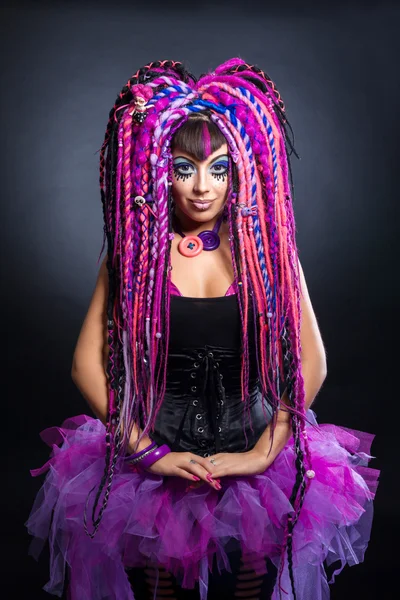 Retrato de uma mulher com dreadlocks multicoloridos e mak elegante — Fotografia de Stock