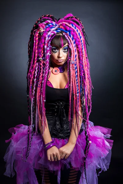 Retrato de uma mulher com dreadlocks multicoloridos e mak elegante — Fotografia de Stock