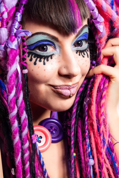 Porträt einer Frau mit bunten Dreadlocks und stylischem Makeup — Stockfoto