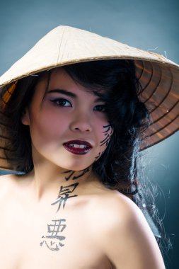 güzel esmer Asyalı kadın vietnam şapka giyer