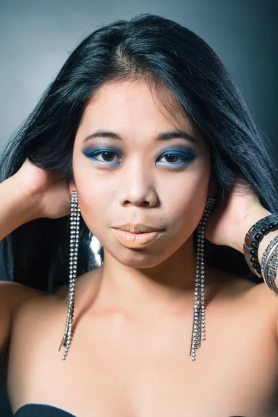 Hermosa morena mujer asiática con el pelo negro largo — Foto de Stock