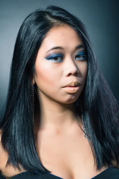 Vacker brunett asiatisk kvinna med långt svart hår — Stockfoto