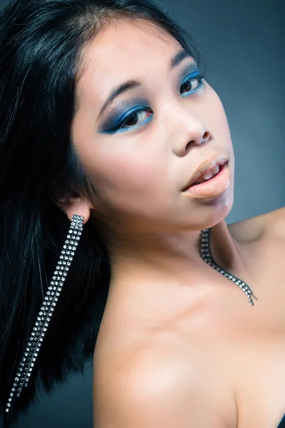 Schöne brünette asiatische Frau mit langen schwarzen Haaren — Stockfoto