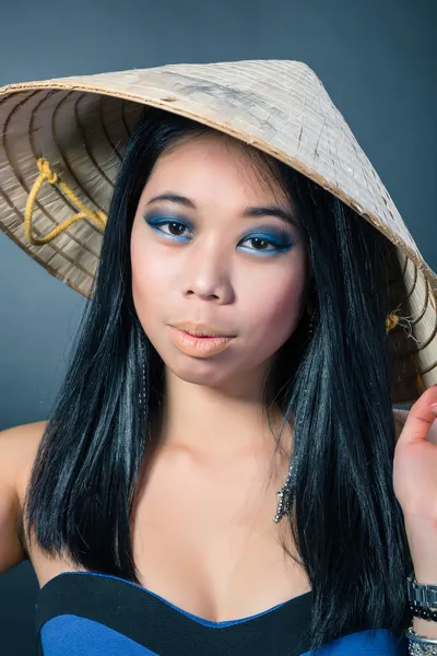 Schöne brünette asiatische Frau mit langen schwarzen Haaren trägt vietna — Stockfoto