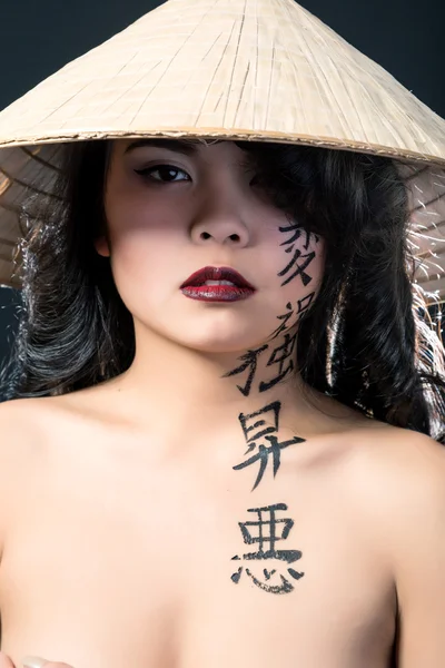 Beautiful brunette Asian woman wears vietnam hat — Stock Photo, Image